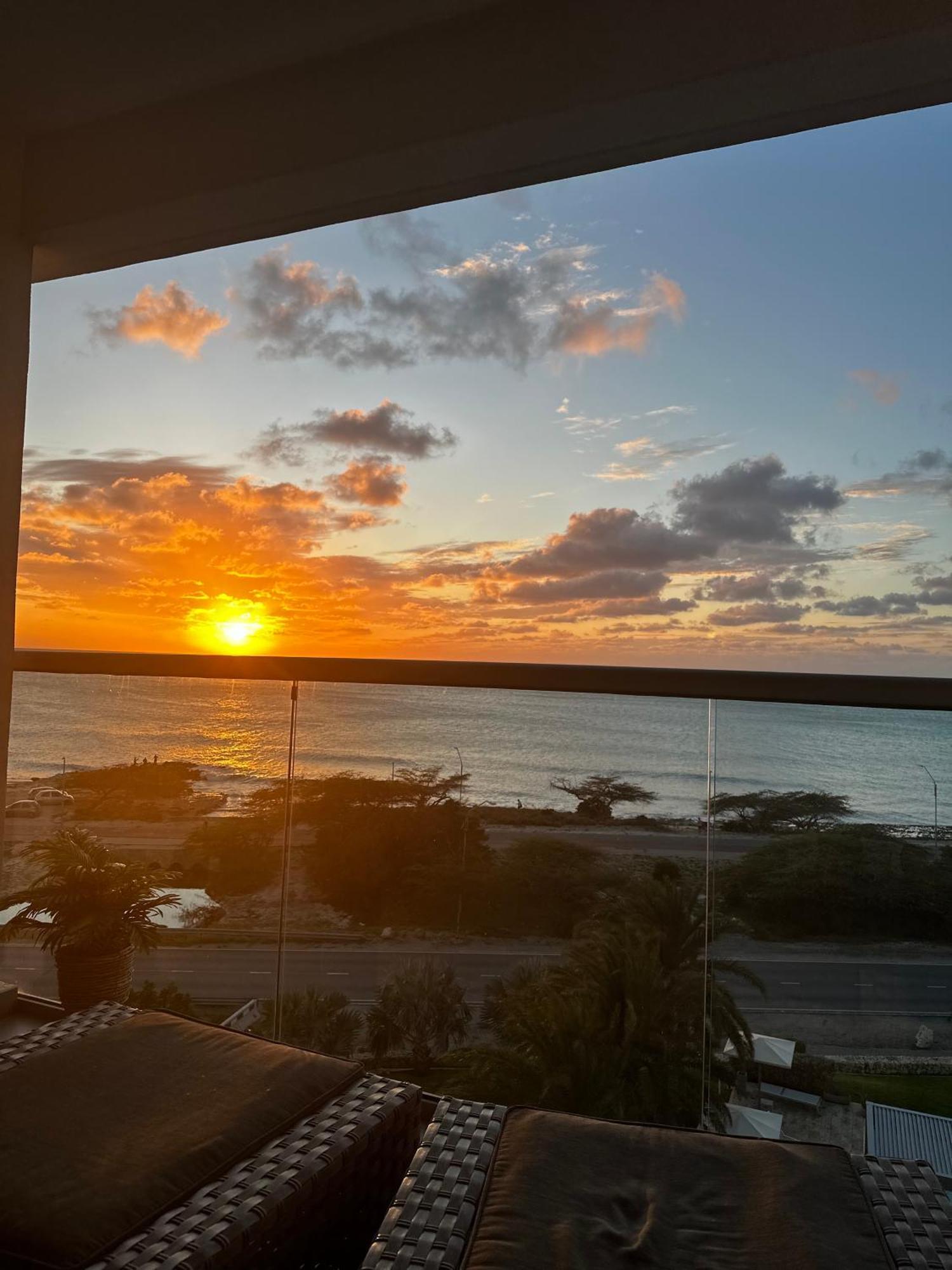 Breath Taking Beach Front Views Condo Eagle Beach Palm Beach Exteriör bild